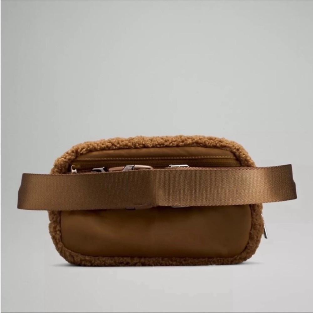 NWT Lululemon Everywhere Belt Bag,
Fleece - Picture 4 of 8